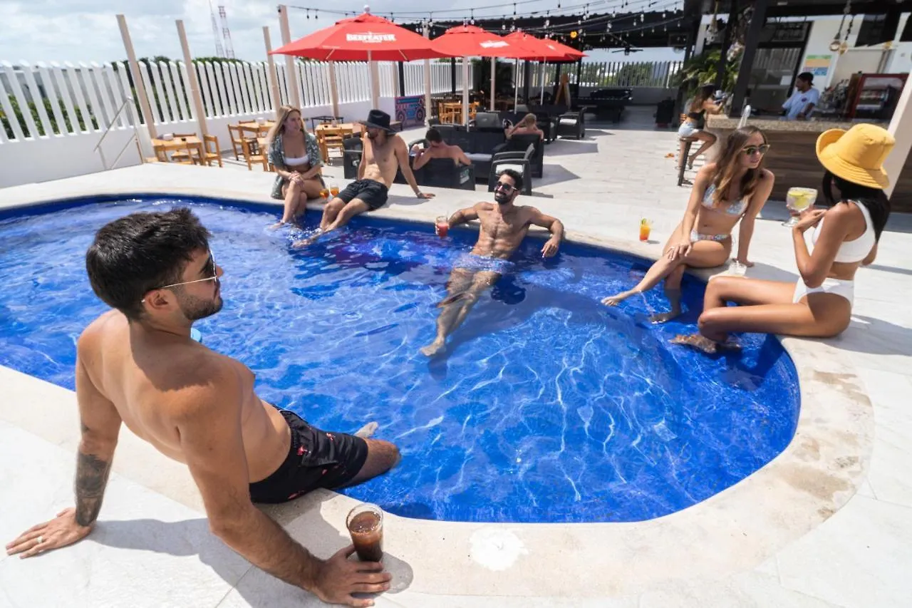 Nomads Party Hotel Cancun